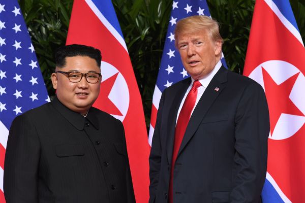 Donald Trump  və Kim Çen In görüşdü 