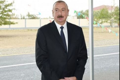 İlham Əliyev Bakıda yerüstü piyada keçidinin açılışında 