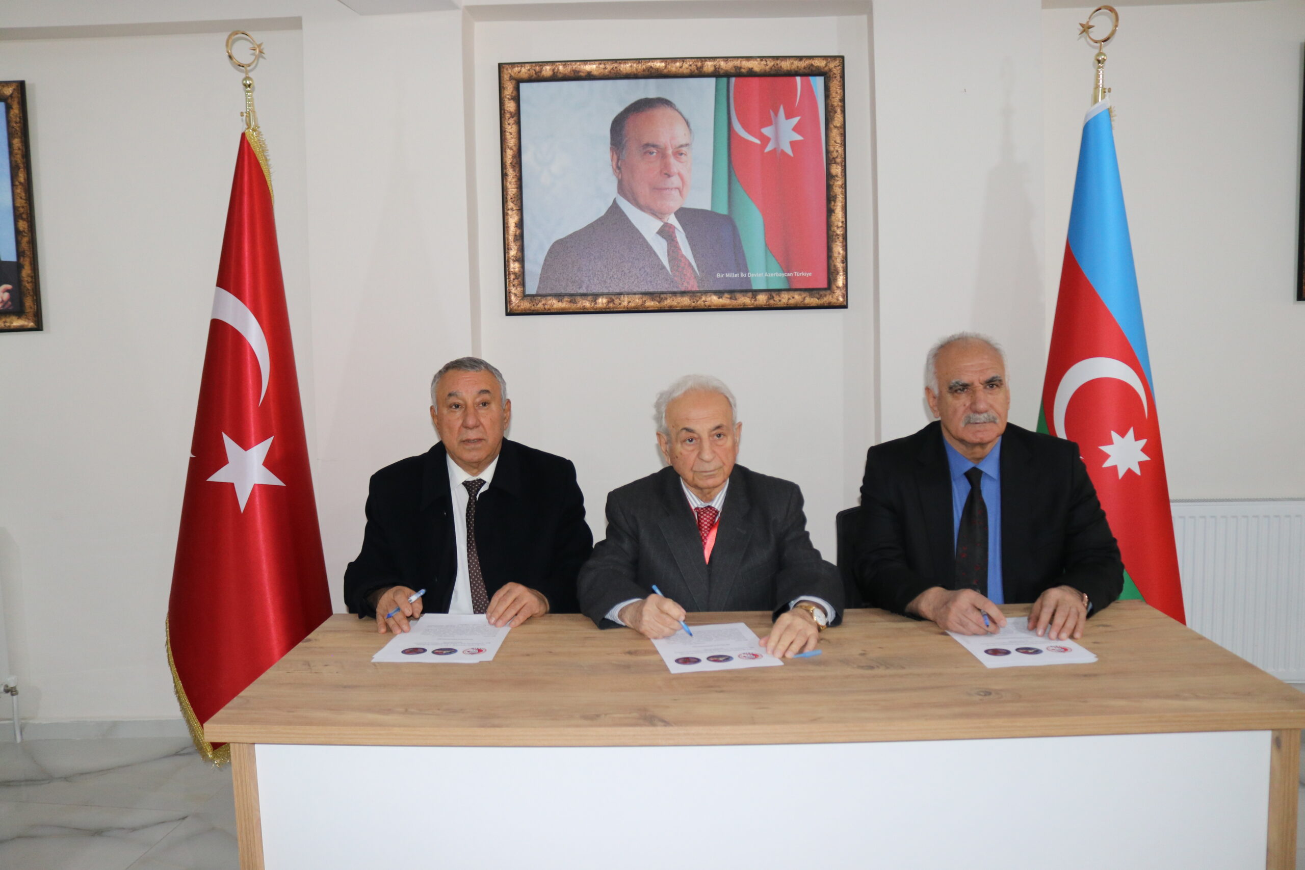    Türk Ağsaqqalları Birliyi-TAİB Türkiyədə üçtərəfli memorandum imzaladı        