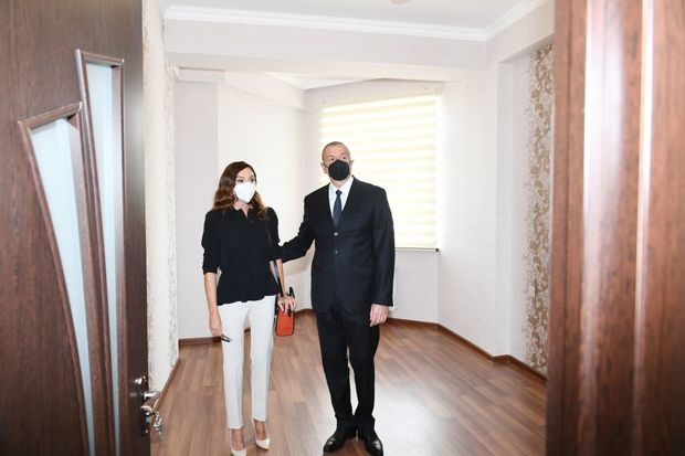 İlham Əliyev və Mehriban Əliyeva Buzovnada yataqxana binasının açılışında 