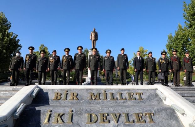 Azərbaycan Ordusunun Baş Qərargah rəisi Ankarada Heydər Əliyev Parkını ziyarət edib 